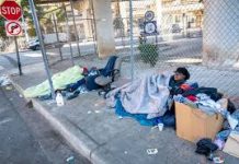 Florida prohíbe a las personas sin hogar dormir en calles y plazas