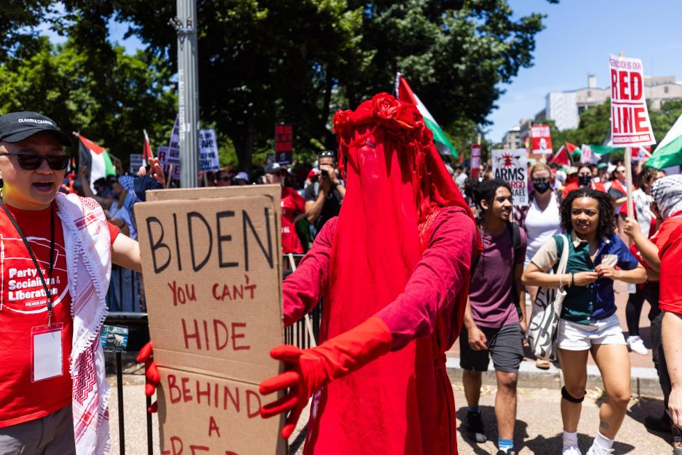 Vista de personas que participan en una marcha propalestina, este 8 de junio de 2024, frente a la Casa Blanca, en Washington (EE.UU.). EFE/Jim Lo Scalzo