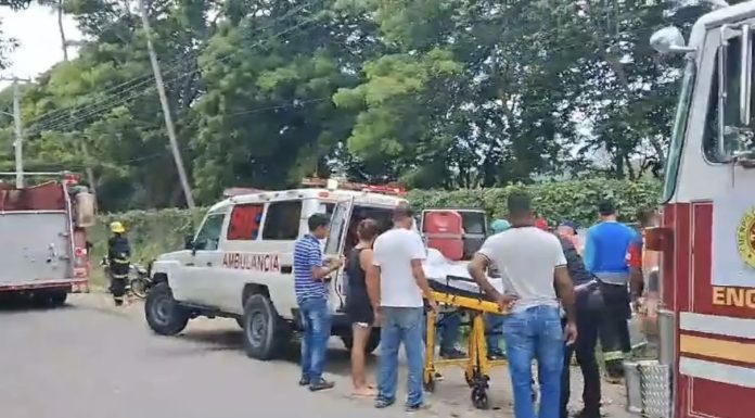 Tirotean un vehículo en marcha; matan hombre, hieren una mujer