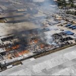 Las llamas llevan cuatro horas consumiendo nave industrial en la autopista Duarte