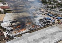 Las llamas llevan cuatro horas consumiendo nave industrial en la autopista Duarte