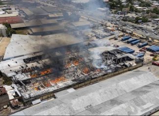 Las llamas llevan cuatro horas consumiendo nave industrial en la autopista Duarte
