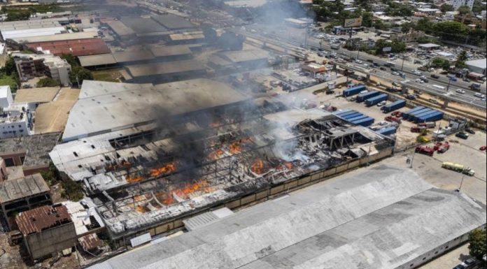 Las llamas llevan cuatro horas consumiendo nave industrial en la autopista Duarte