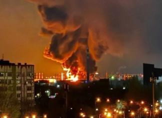 Ucrania bombardea instalaciones petroquímicas y aeródromo Rusia