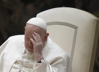 El mundo está «en manos de poderes malignos», dice el papa
