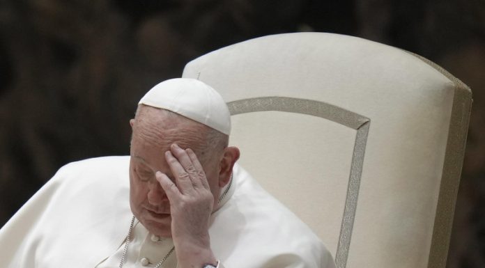 El mundo está «en manos de poderes malignos», dice el papa