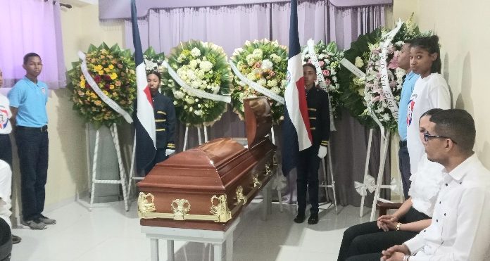 Sepultan cadáver de reconocida maestra Elsa Wells Vda. Abraam.