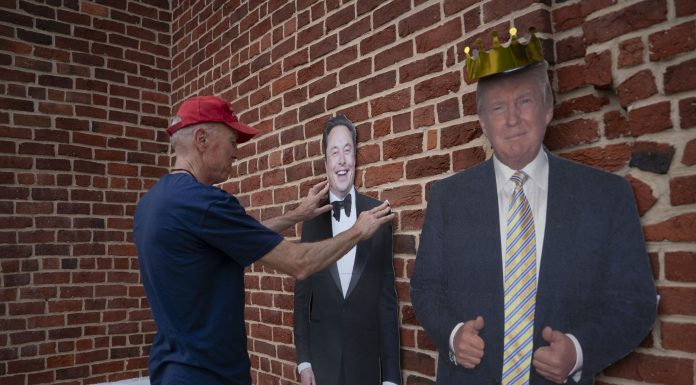 Trump no descarta examinar la posibilidad de deportar a Elon Musk