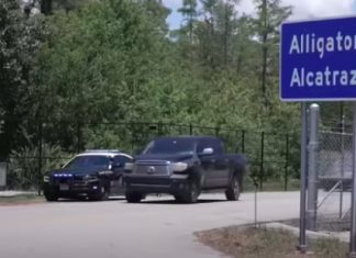 EE.UU. comienza a deportar a migrantes desde centro Florida