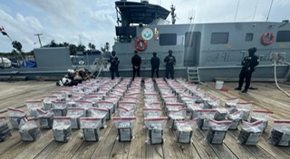 La DNCD ocupa 650 paquetes de cocaína cerca costas de Baní imagen