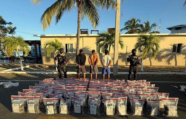 DNCD ocupa 429 paquetes de cocaína en las costas de Baní imagen