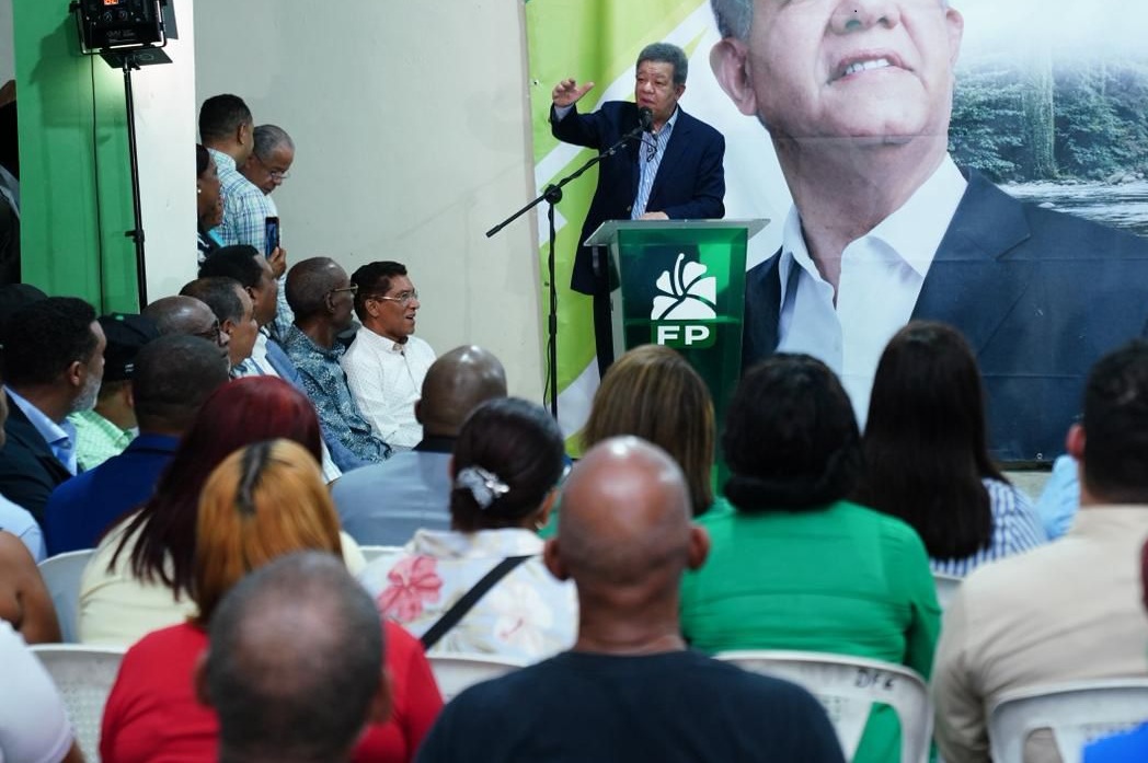 Leonel acusa PRM de comprar elecciones con fondos SeNaSa imagen