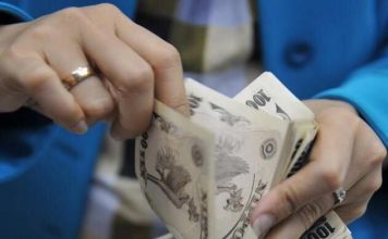 LAS MUJERES JAPONESAS MANEJAN EL DINERO DE SUS MARIDOS.