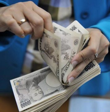 LAS MUJERES JAPONESAS MANEJAN EL DINERO DE SUS MARIDOS.