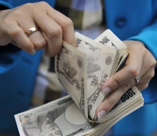 LAS MUJERES JAPONESAS MANEJAN EL DINERO DE SUS MARIDOS.