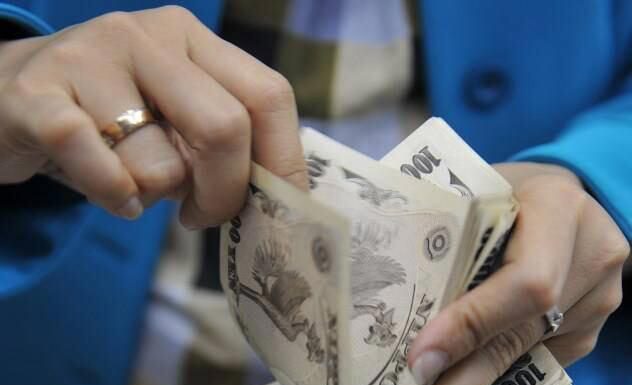 LAS MUJERES JAPONESAS MANEJAN EL DINERO DE SUS MARIDOS.