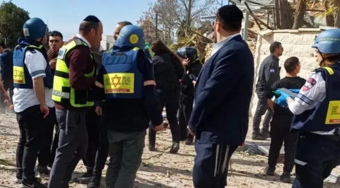 Irán ataca centro de Israel y el portaaviones Abraham Lincoln