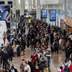 Sigue crisis en aeropuertos de EE.UU; largas filas de viajeros