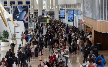 Sigue crisis en aeropuertos de EE.UU; largas filas de viajeros