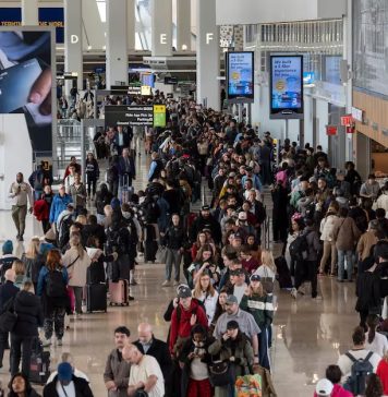Sigue crisis en aeropuertos de EE.UU; largas filas de viajeros