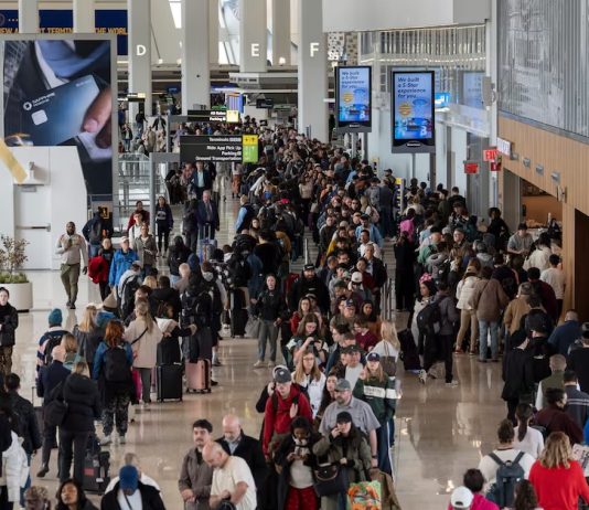 Sigue crisis en aeropuertos de EE.UU; largas filas de viajeros