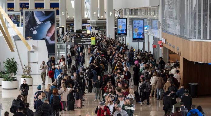 Sigue crisis en aeropuertos de EE.UU; largas filas de viajeros
