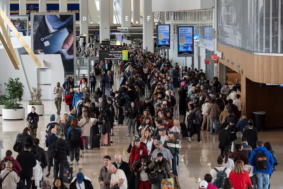 Sigue crisis en aeropuertos de EE.UU; largas filas de viajeros imagen