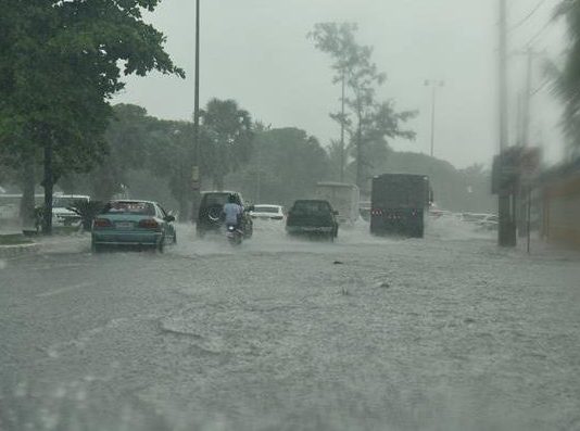 Llueve fuerte en Capital y otras zonas RD debido a una vaguada
