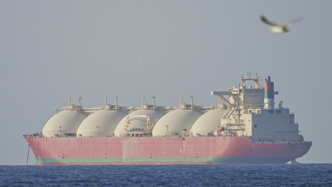 Superpetrolero iraní desafía el bloqueo de EU y cruza Ormuz imagen