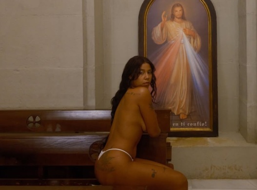 Rapera dominicana Tokischa arma lío en basílica de España imagen