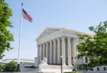 EU: Anulan decreto eliminaría ciudadanía por nacimiento imagen Por EUROPA PRESSFecha: 30/06/2026 Comparte: Escuchar artículo Reproducir Pausar Detener WASHINGTON.- El Tribunal Supremo de Estados Unidos anuló este martes el decreto del presidente Donald Trump para poner fin a la ciudadanía por derecho de nacimiento, en un revés a una de las medidas emitidas en el primer día de su segundo mandato. La corte falló por 6 votos contra 3. Cinco magistrados consideraron que la orden del mandatario viola la Decimocuarta Enmienda de la Constitución, mientras que el sexto magistrado estimó que vulnera la ley federal y no así la Carta Magna. «La ciudadanía, tanto entonces como ahora, era el derecho a tener derechos: a participar libremente en nuestra comunidad política. Los redactores de la Decimocuarta Enmienda ampliaron esa promesa a ‘toda persona nacida libre en esta tierra’. Hoy mantenemos esa promesa», defendió el alto tribunal en su fallo. El Supremo consideró además que había «escasas pruebas» a favor de la reinterpretación que la Administración Trump hacía de la Decimocuarta Enmienda, que estipula que «todas las personas nacidas o naturalizadas en Estados Unidos y sujetas a su jurisdicción son ciudadanos de Estados Unidos». La directiva del presidente buscaba negar la ciudadanía estadounidense a los menores nacidos de madres que estén en el país en situación irregular o con visados temporales, y cuyos padres no sean ciudadanos ni residentes legales. De aplicarse, la medida podría afectar a unos 250,000 bebés nacidos en el país cada año, según datos del Instituto de Políticas Migratorias (MPI) y el Instituto de Investigación Demográfica de la Universidad de Pensilvania. El máximo tribunal de Justicia de Estados Unidos ha ratificado en varias ocasiones el derecho a la ciudadanía por nacimiento. El Congreso también aprobó, incluso antes de la ratificación de la Decimocuarta Enmienda en 1868, una ley federal que otorga este derecho a los nacidos en suelo estadounidense.