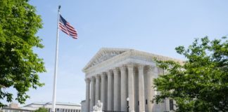 EU: Anulan decreto eliminaría ciudadanía por nacimiento imagen Por EUROPA PRESSFecha: 30/06/2026 Comparte: Escuchar artículo Reproducir Pausar Detener WASHINGTON.- El Tribunal Supremo de Estados Unidos anuló este martes el decreto del presidente Donald Trump para poner fin a la ciudadanía por derecho de nacimiento, en un revés a una de las medidas emitidas en el primer día de su segundo mandato. La corte falló por 6 votos contra 3. Cinco magistrados consideraron que la orden del mandatario viola la Decimocuarta Enmienda de la Constitución, mientras que el sexto magistrado estimó que vulnera la ley federal y no así la Carta Magna. «La ciudadanía, tanto entonces como ahora, era el derecho a tener derechos: a participar libremente en nuestra comunidad política. Los redactores de la Decimocuarta Enmienda ampliaron esa promesa a ‘toda persona nacida libre en esta tierra’. Hoy mantenemos esa promesa», defendió el alto tribunal en su fallo. El Supremo consideró además que había «escasas pruebas» a favor de la reinterpretación que la Administración Trump hacía de la Decimocuarta Enmienda, que estipula que «todas las personas nacidas o naturalizadas en Estados Unidos y sujetas a su jurisdicción son ciudadanos de Estados Unidos». La directiva del presidente buscaba negar la ciudadanía estadounidense a los menores nacidos de madres que estén en el país en situación irregular o con visados temporales, y cuyos padres no sean ciudadanos ni residentes legales. De aplicarse, la medida podría afectar a unos 250,000 bebés nacidos en el país cada año, según datos del Instituto de Políticas Migratorias (MPI) y el Instituto de Investigación Demográfica de la Universidad de Pensilvania. El máximo tribunal de Justicia de Estados Unidos ha ratificado en varias ocasiones el derecho a la ciudadanía por nacimiento. El Congreso también aprobó, incluso antes de la ratificación de la Decimocuarta Enmienda en 1868, una ley federal que otorga este derecho a los nacidos en suelo estadounidense.