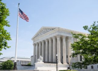 EU: Anulan decreto eliminaría ciudadanía por nacimiento imagen Por EUROPA PRESSFecha: 30/06/2026 Comparte: Escuchar artículo Reproducir Pausar Detener WASHINGTON.- El Tribunal Supremo de Estados Unidos anuló este martes el decreto del presidente Donald Trump para poner fin a la ciudadanía por derecho de nacimiento, en un revés a una de las medidas emitidas en el primer día de su segundo mandato. La corte falló por 6 votos contra 3. Cinco magistrados consideraron que la orden del mandatario viola la Decimocuarta Enmienda de la Constitución, mientras que el sexto magistrado estimó que vulnera la ley federal y no así la Carta Magna. «La ciudadanía, tanto entonces como ahora, era el derecho a tener derechos: a participar libremente en nuestra comunidad política. Los redactores de la Decimocuarta Enmienda ampliaron esa promesa a ‘toda persona nacida libre en esta tierra’. Hoy mantenemos esa promesa», defendió el alto tribunal en su fallo. El Supremo consideró además que había «escasas pruebas» a favor de la reinterpretación que la Administración Trump hacía de la Decimocuarta Enmienda, que estipula que «todas las personas nacidas o naturalizadas en Estados Unidos y sujetas a su jurisdicción son ciudadanos de Estados Unidos». La directiva del presidente buscaba negar la ciudadanía estadounidense a los menores nacidos de madres que estén en el país en situación irregular o con visados temporales, y cuyos padres no sean ciudadanos ni residentes legales. De aplicarse, la medida podría afectar a unos 250,000 bebés nacidos en el país cada año, según datos del Instituto de Políticas Migratorias (MPI) y el Instituto de Investigación Demográfica de la Universidad de Pensilvania. El máximo tribunal de Justicia de Estados Unidos ha ratificado en varias ocasiones el derecho a la ciudadanía por nacimiento. El Congreso también aprobó, incluso antes de la ratificación de la Decimocuarta Enmienda en 1868, una ley federal que otorga este derecho a los nacidos en suelo estadounidense.