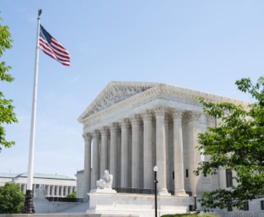 EU: Anulan decreto eliminaría ciudadanía por nacimiento imagen Por EUROPA PRESSFecha: 30/06/2026 Comparte: Escuchar artículo Reproducir Pausar Detener WASHINGTON.- El Tribunal Supremo de Estados Unidos anuló este martes el decreto del presidente Donald Trump para poner fin a la ciudadanía por derecho de nacimiento, en un revés a una de las medidas emitidas en el primer día de su segundo mandato. La corte falló por 6 votos contra 3. Cinco magistrados consideraron que la orden del mandatario viola la Decimocuarta Enmienda de la Constitución, mientras que el sexto magistrado estimó que vulnera la ley federal y no así la Carta Magna. «La ciudadanía, tanto entonces como ahora, era el derecho a tener derechos: a participar libremente en nuestra comunidad política. Los redactores de la Decimocuarta Enmienda ampliaron esa promesa a ‘toda persona nacida libre en esta tierra’. Hoy mantenemos esa promesa», defendió el alto tribunal en su fallo. El Supremo consideró además que había «escasas pruebas» a favor de la reinterpretación que la Administración Trump hacía de la Decimocuarta Enmienda, que estipula que «todas las personas nacidas o naturalizadas en Estados Unidos y sujetas a su jurisdicción son ciudadanos de Estados Unidos». La directiva del presidente buscaba negar la ciudadanía estadounidense a los menores nacidos de madres que estén en el país en situación irregular o con visados temporales, y cuyos padres no sean ciudadanos ni residentes legales. De aplicarse, la medida podría afectar a unos 250,000 bebés nacidos en el país cada año, según datos del Instituto de Políticas Migratorias (MPI) y el Instituto de Investigación Demográfica de la Universidad de Pensilvania. El máximo tribunal de Justicia de Estados Unidos ha ratificado en varias ocasiones el derecho a la ciudadanía por nacimiento. El Congreso también aprobó, incluso antes de la ratificación de la Decimocuarta Enmienda en 1868, una ley federal que otorga este derecho a los nacidos en suelo estadounidense.