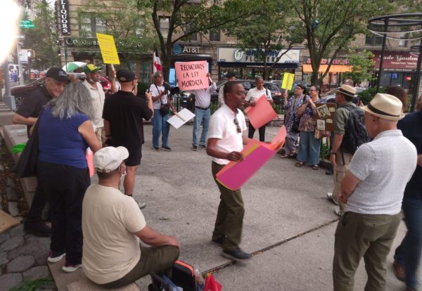 NY: Protestan por impuestos y altos precios de boletos aéreos imagen
