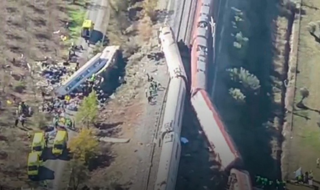 ESPAÑA: 30 muertos y decenas heridos al colisionar dos trenes imagen